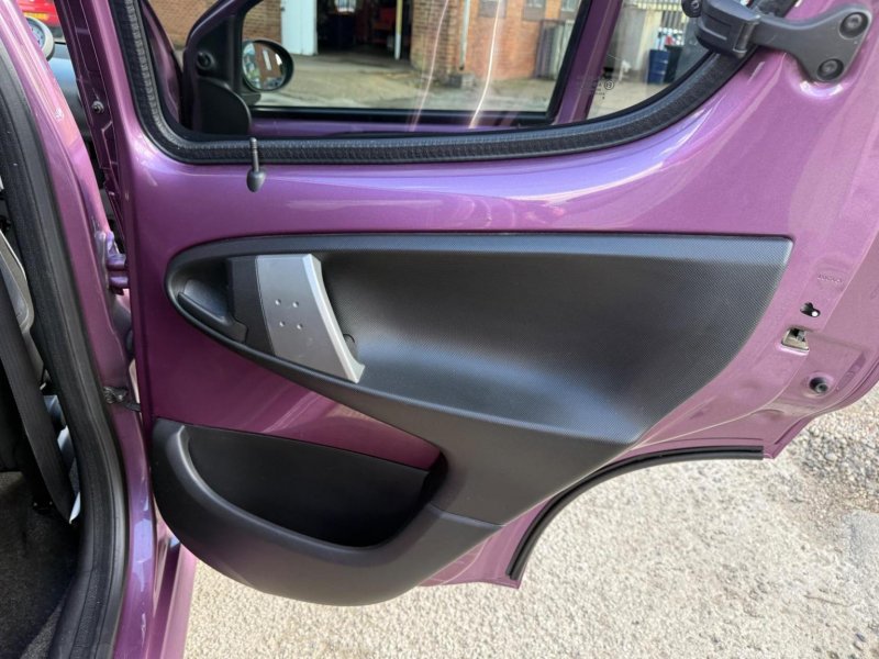 PEUGEOT 107